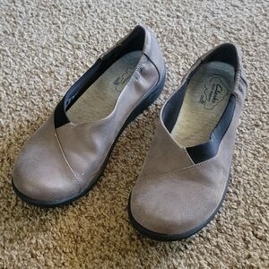 Clarks Cloudsteppers Brown Vegan Leather Slip On Flat Shoes Women Size 6.5